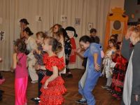 dzieci tańczące na balu karnawałowym - zdjęcie zbiorowe
